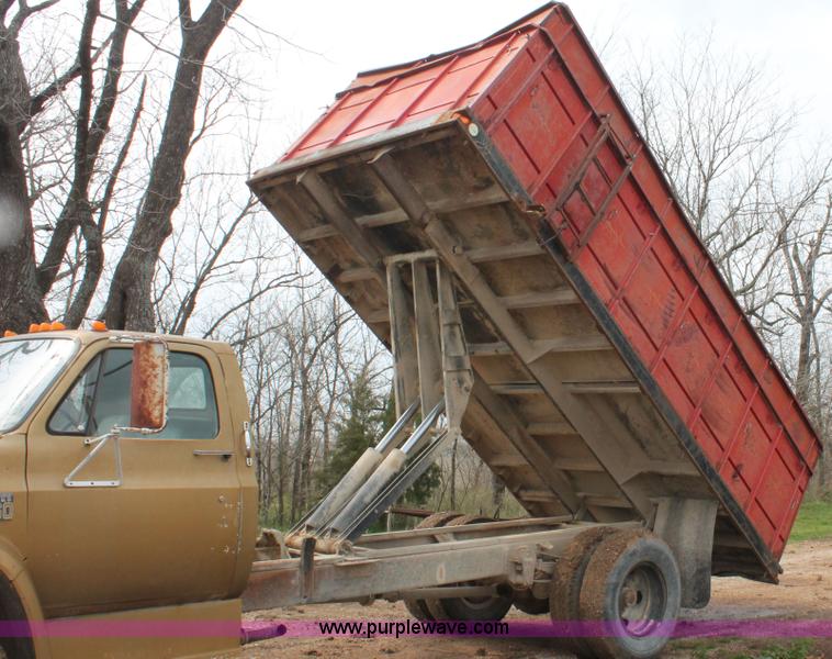 image for item H3654 1973 Chevrolet C60 grain truck