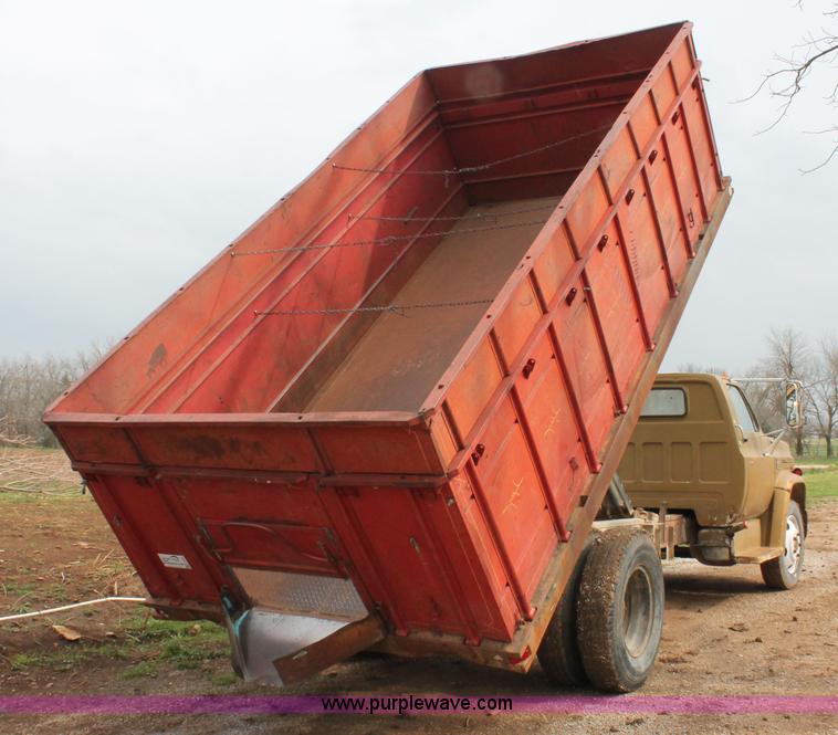 image for item H3654 1973 Chevrolet C60 grain truck