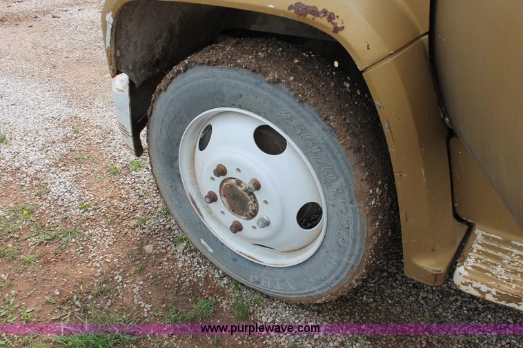 image for item H3654 1973 Chevrolet C60 grain truck