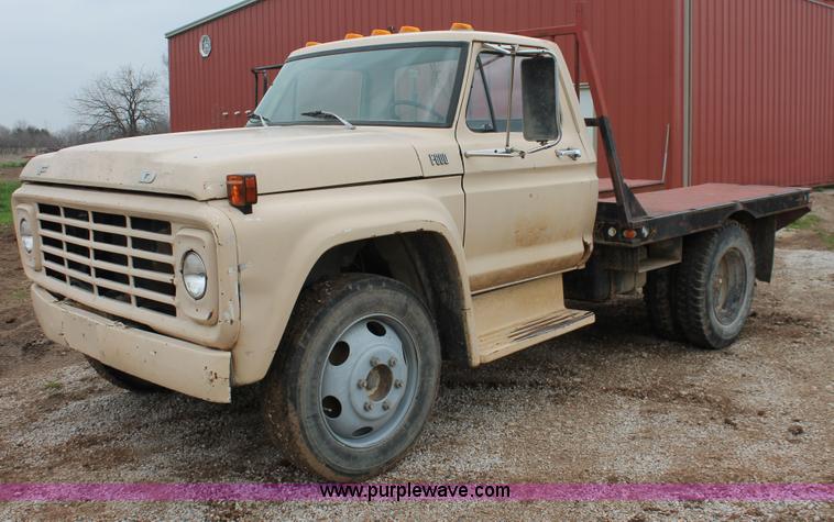 image for item H3655 1978 Ford F600 flatbed truck