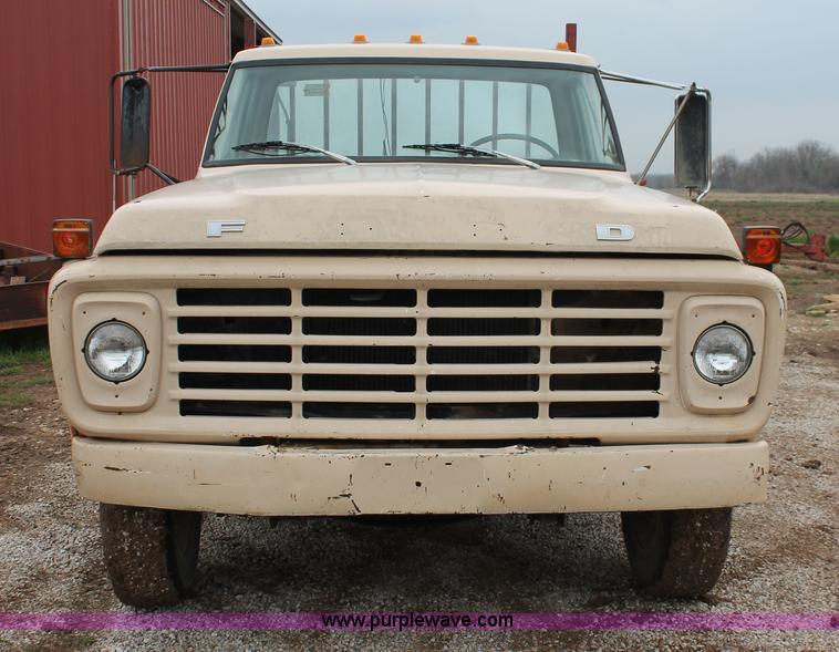 image for item H3655 1978 Ford F600 flatbed truck