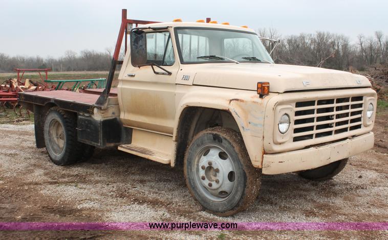 image for item H3655 1978 Ford F600 flatbed truck