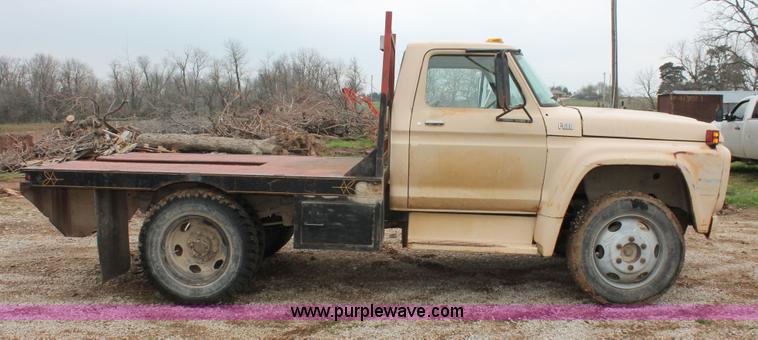 image for item H3655 1978 Ford F600 flatbed truck