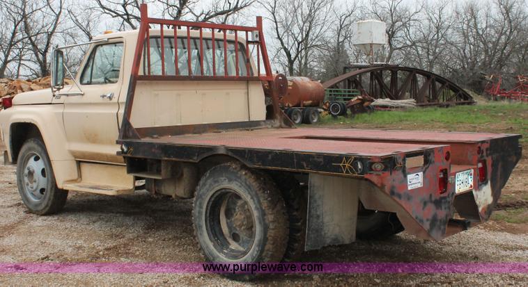 image for item H3655 1978 Ford F600 flatbed truck