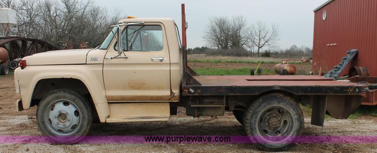 image for item H3655 1978 Ford F600 flatbed truck