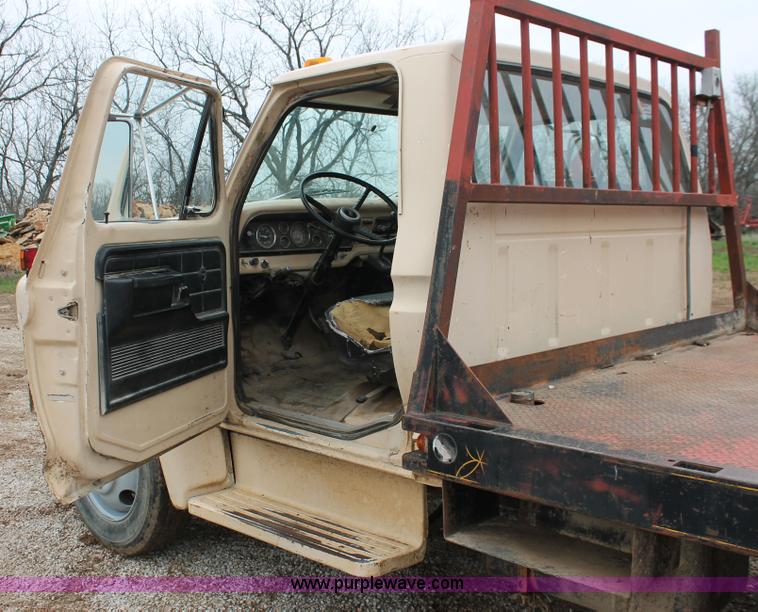 image for item H3655 1978 Ford F600 flatbed truck