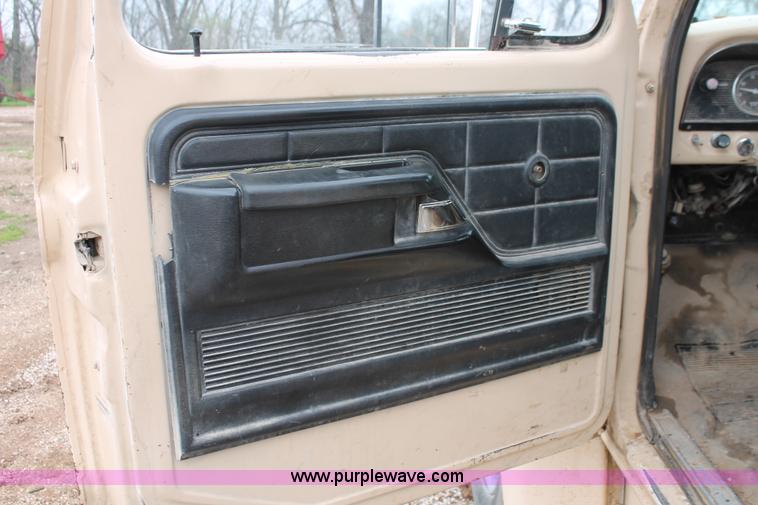 image for item H3655 1978 Ford F600 flatbed truck