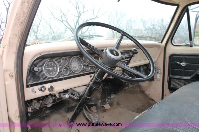 image for item H3655 1978 Ford F600 flatbed truck