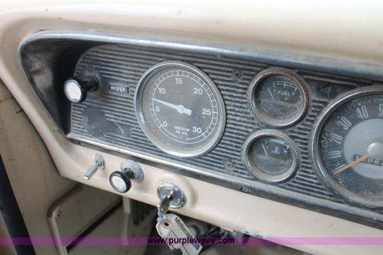 image for item H3655 1978 Ford F600 flatbed truck