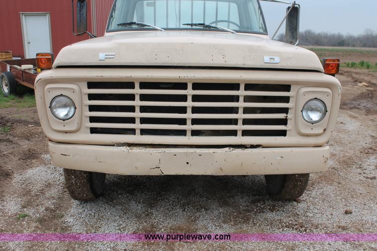 image for item H3655 1978 Ford F600 flatbed truck