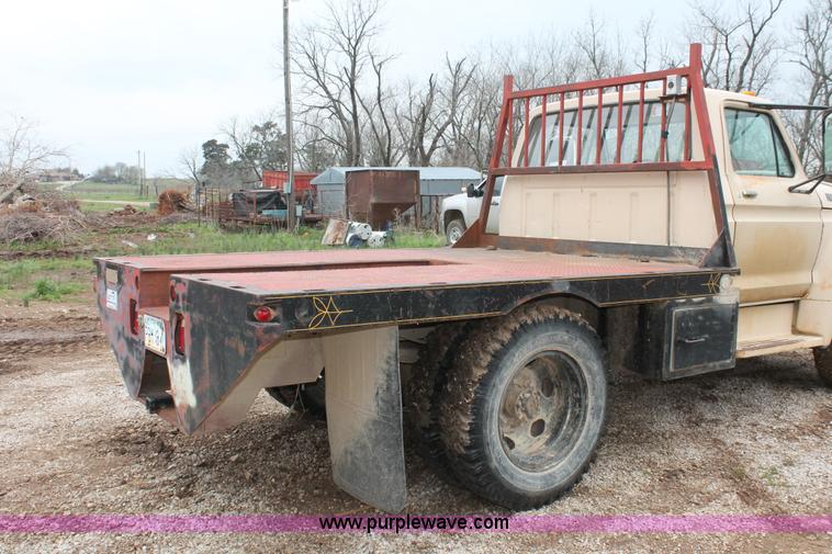 image for item H3655 1978 Ford F600 flatbed truck