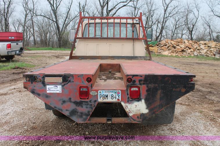 image for item H3655 1978 Ford F600 flatbed truck