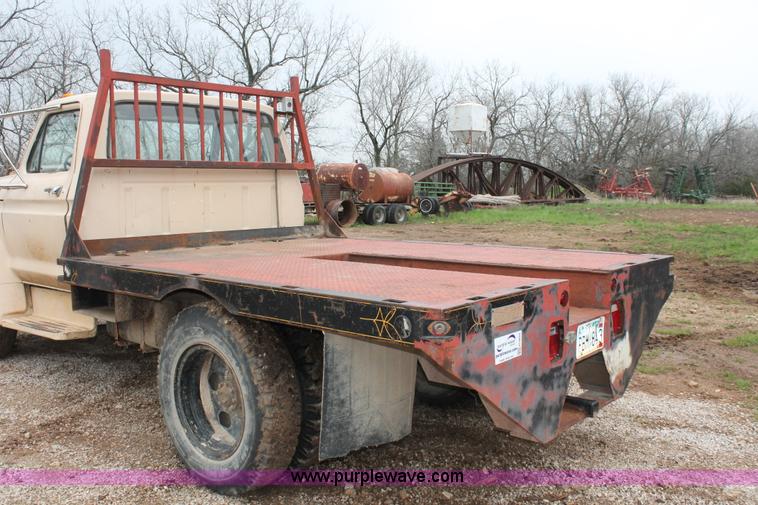 image for item H3655 1978 Ford F600 flatbed truck