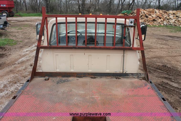 image for item H3655 1978 Ford F600 flatbed truck