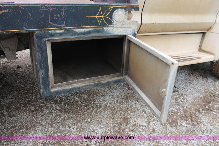 image for item H3655 1978 Ford F600 flatbed truck