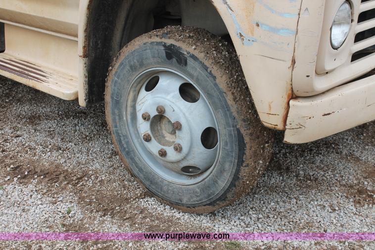 image for item H3655 1978 Ford F600 flatbed truck