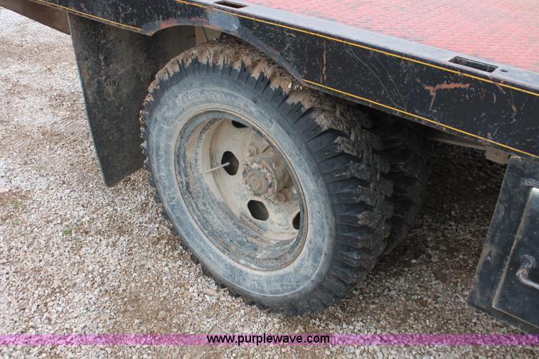 image for item H3655 1978 Ford F600 flatbed truck