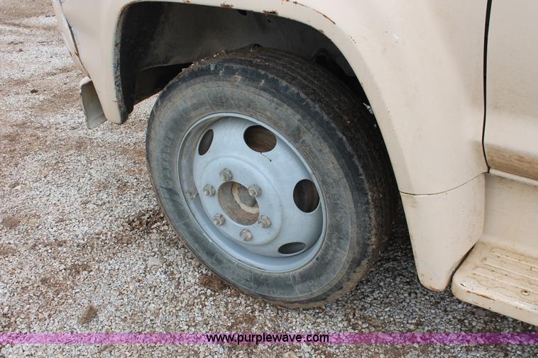 image for item H3655 1978 Ford F600 flatbed truck