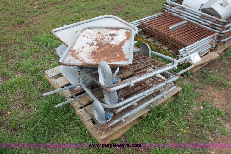 image for item H3657 (5) Lago elevated hog farrowing crates
