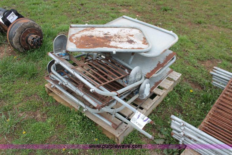 image for item H3657 (5) Lago elevated hog farrowing crates