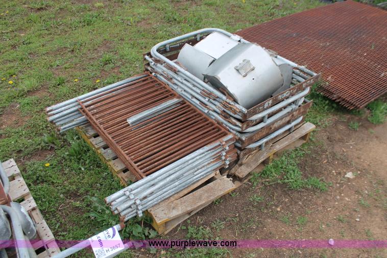 image for item H3657 (5) Lago elevated hog farrowing crates