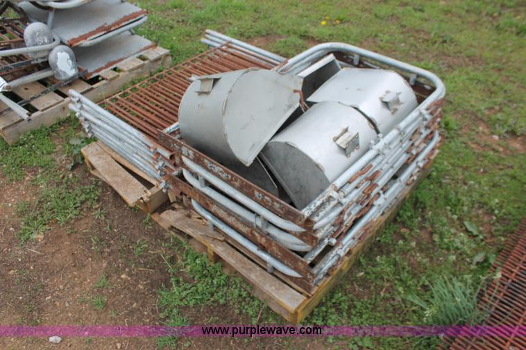 image for item H3657 (5) Lago elevated hog farrowing crates