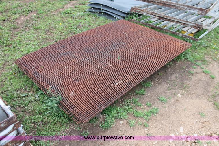 image for item H3657 (5) Lago elevated hog farrowing crates