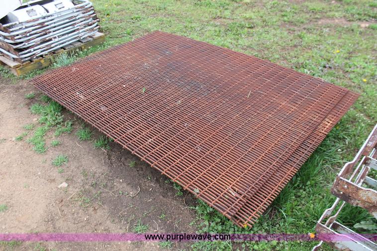 image for item H3657 (5) Lago elevated hog farrowing crates