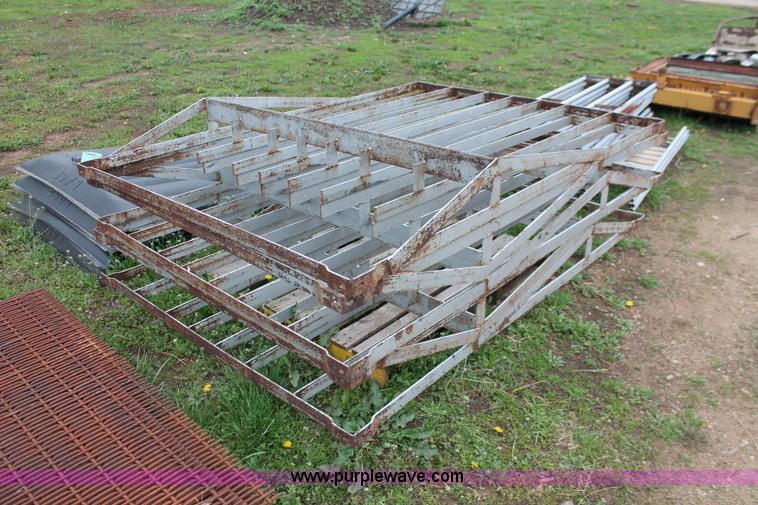 image for item H3657 (5) Lago elevated hog farrowing crates