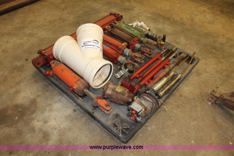 image for item H3665 Assorted hydraulic cylinders and automotive pieces