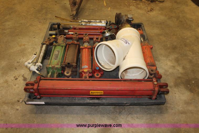 image for item H3665 Assorted hydraulic cylinders and automotive pieces