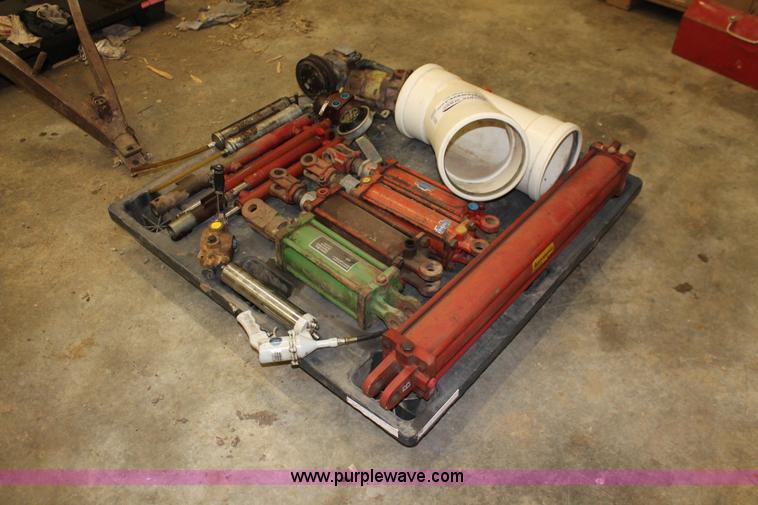 image for item H3665 Assorted hydraulic cylinders and automotive pieces