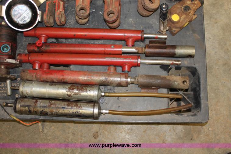 image for item H3665 Assorted hydraulic cylinders and automotive pieces