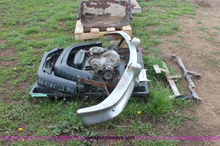 image for item H3665 Assorted hydraulic cylinders and automotive pieces