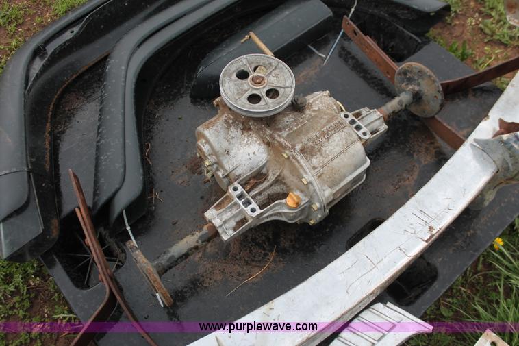 image for item H3665 Assorted hydraulic cylinders and automotive pieces