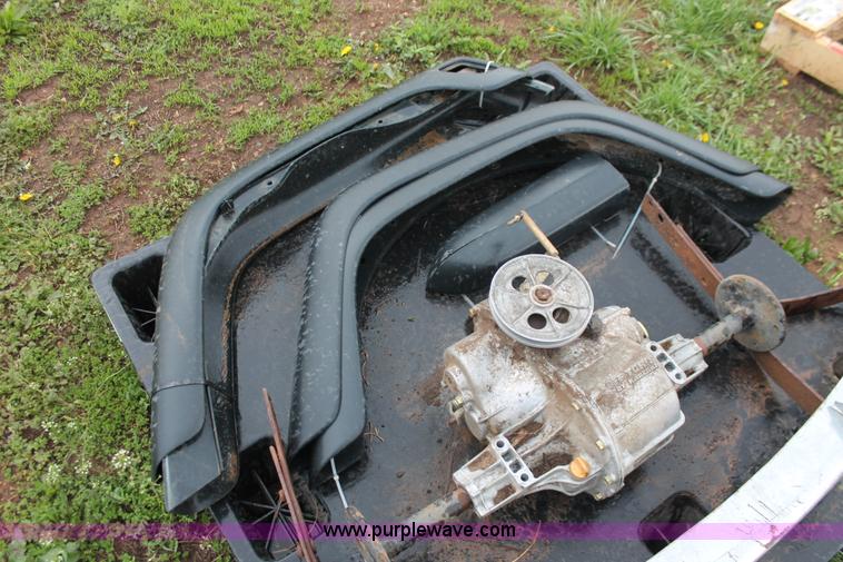 image for item H3665 Assorted hydraulic cylinders and automotive pieces