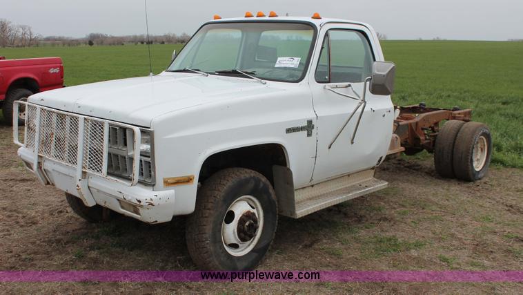 image for item H3692 1981 Chevrolet C30 Custom Deluxe cab and chassis