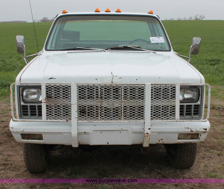 image for item H3692 1981 Chevrolet C30 Custom Deluxe cab and chassis