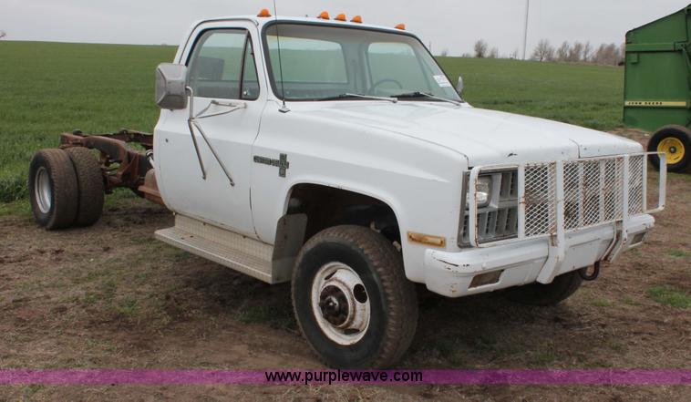 image for item H3692 1981 Chevrolet C30 Custom Deluxe cab and chassis
