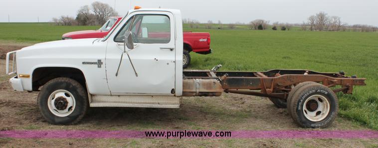 image for item H3692 1981 Chevrolet C30 Custom Deluxe cab and chassis