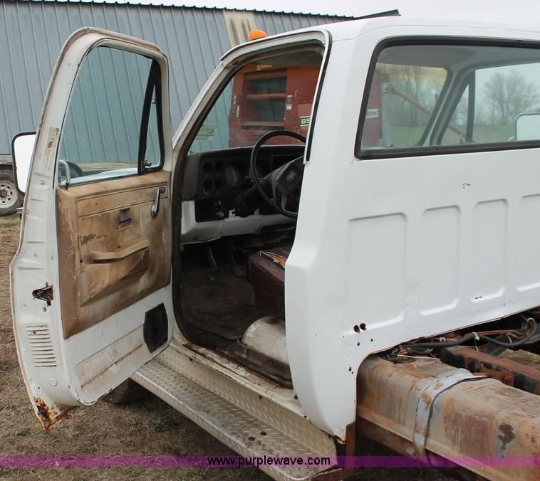 image for item H3692 1981 Chevrolet C30 Custom Deluxe cab and chassis