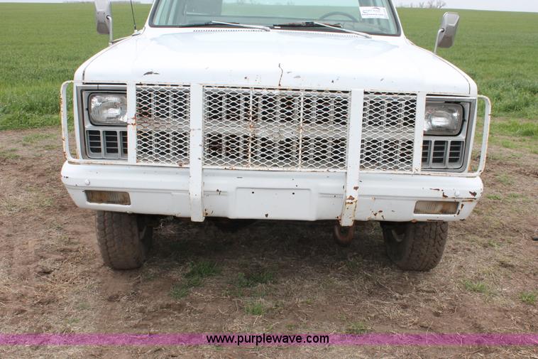 image for item H3692 1981 Chevrolet C30 Custom Deluxe cab and chassis