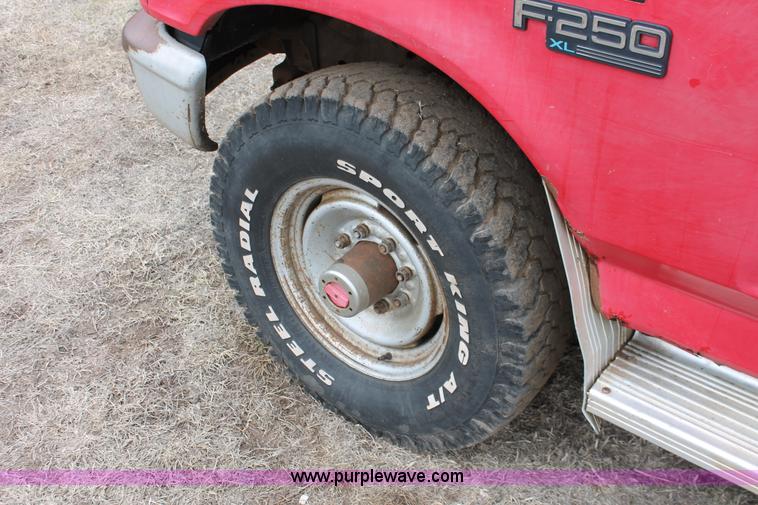 image for item H3693 1993 Ford F250 XL Pickup truck