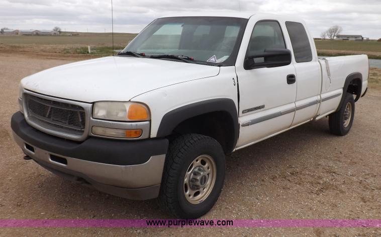 image for item H7198 2001 GMC Sierra 2500HD Extended Cab pickup truck