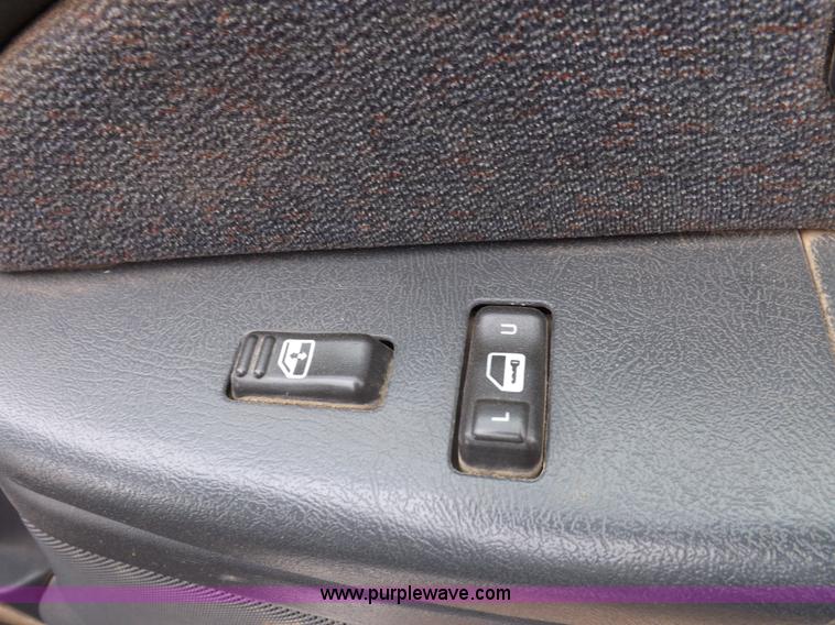 image for item H7198 2001 GMC Sierra 2500HD Extended Cab pickup truck