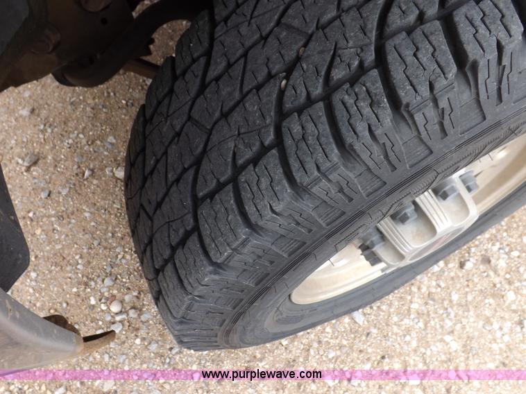 image for item H7198 2001 GMC Sierra 2500HD Extended Cab pickup truck