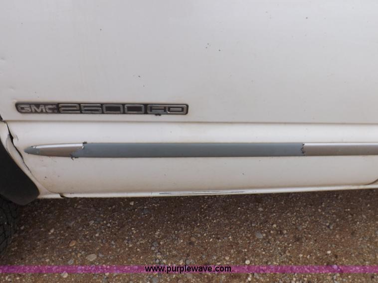 image for item H7198 2001 GMC Sierra 2500HD Extended Cab pickup truck