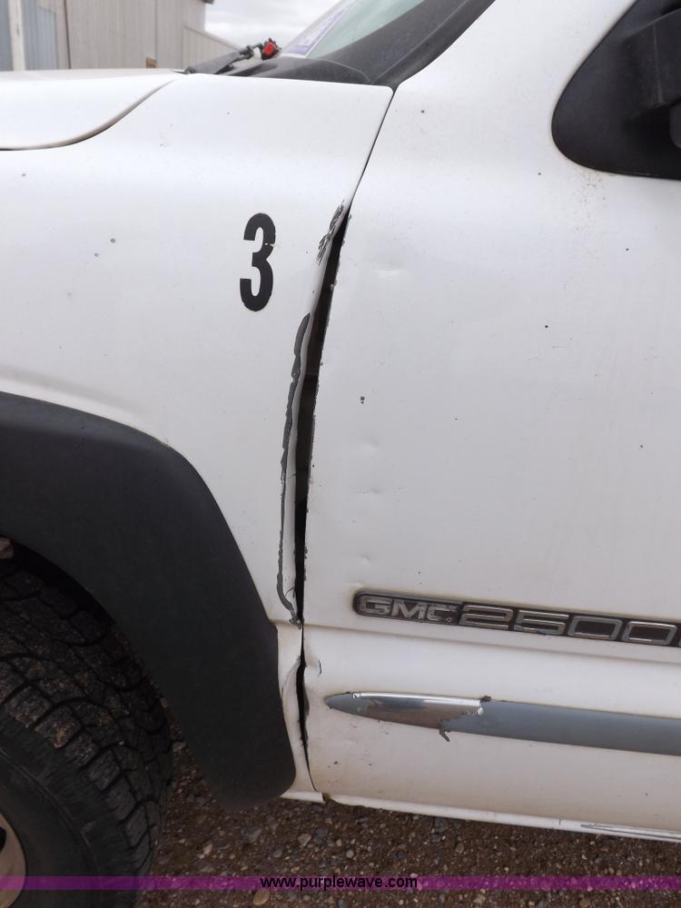 image for item H7198 2001 GMC Sierra 2500HD Extended Cab pickup truck