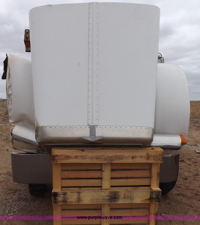 image for item H7200 1993 Peterbilt 379 semi truck