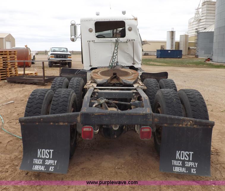 image for item H7200 1993 Peterbilt 379 semi truck